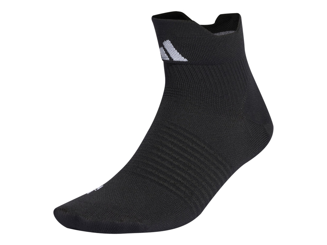 Calcetín deportivo corto de color negro con logotipo blanco de Adidas en el tobillo.