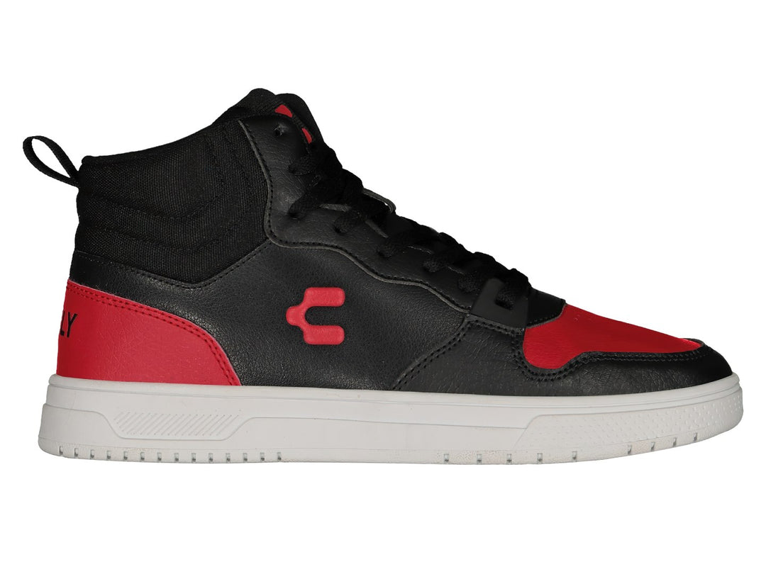 Par de tenis deportivos Charly de corte alto en colores negro y rojo con suela blanca.