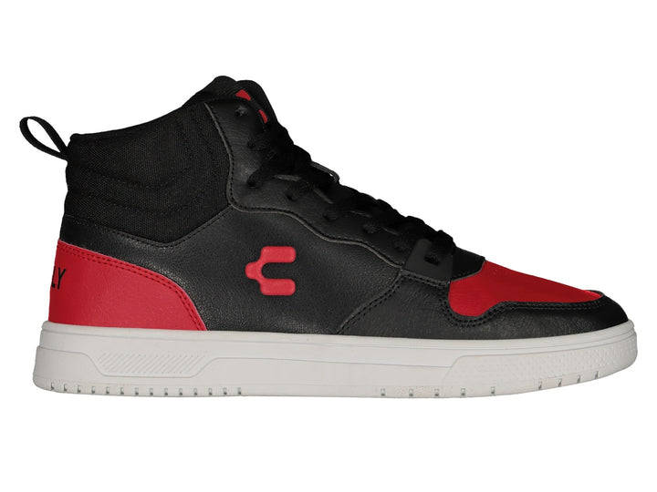 Par de tenis deportivos Charly de corte alto en colores negro y rojo con suela blanca.
