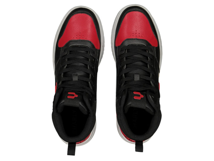 Par de tenis deportivos Charly de corte alto en colores negro y rojo con suela blanca.