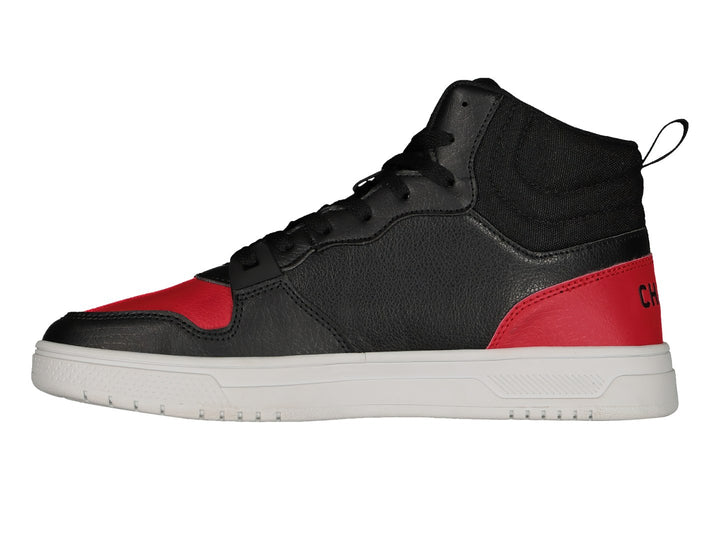 Par de tenis deportivos Charly de corte alto en colores negro y rojo con suela blanca.