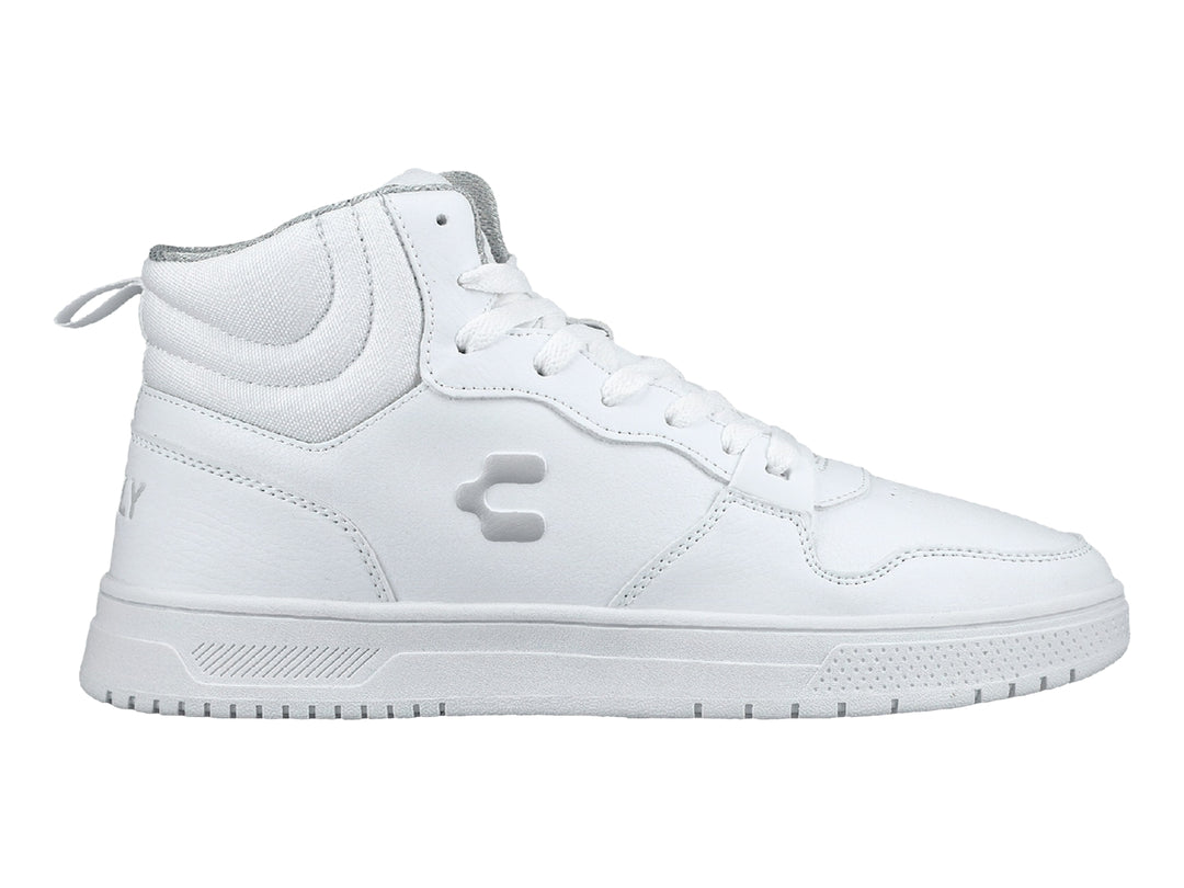 Tenis deportivos de bota color blanco con suela blanca y agujetas blancas.
