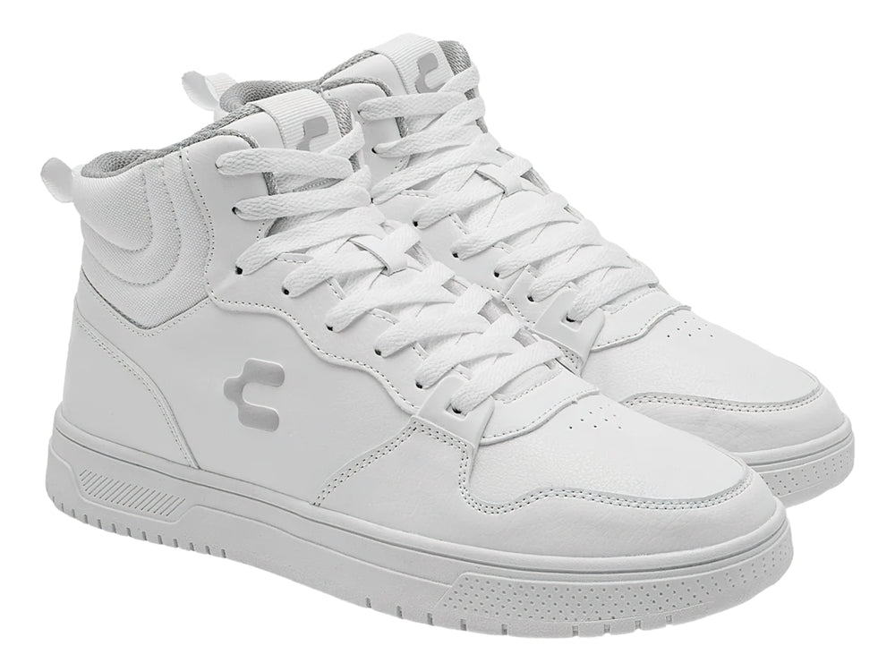 Tenis deportivos de bota color blanco con suela blanca y agujetas blancas.