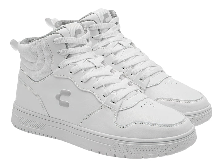 Tenis deportivos de bota color blanco con suela blanca y agujetas blancas.