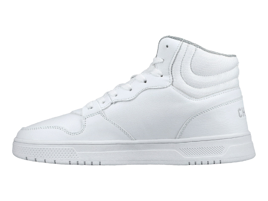 Tenis deportivos de bota color blanco con suela blanca y agujetas blancas.