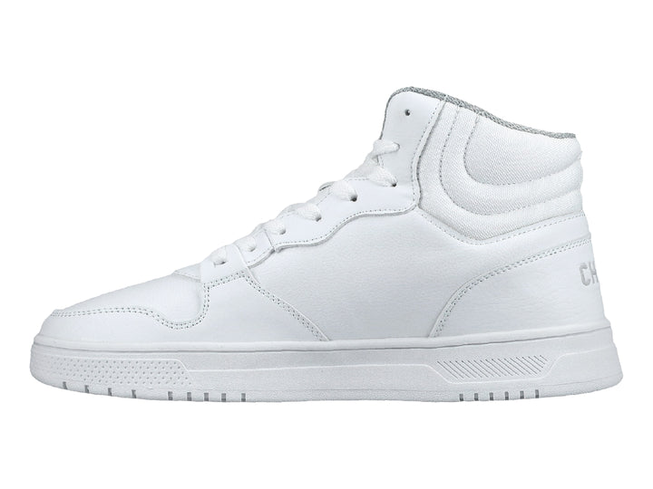 Tenis deportivos de bota color blanco con suela blanca y agujetas blancas.