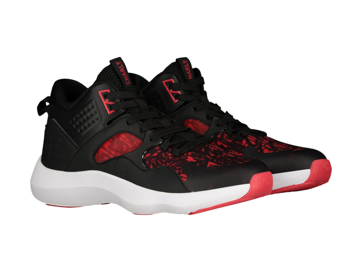 Tenis de baloncesto Charly en color negro con detalles rojos y suela blanca.