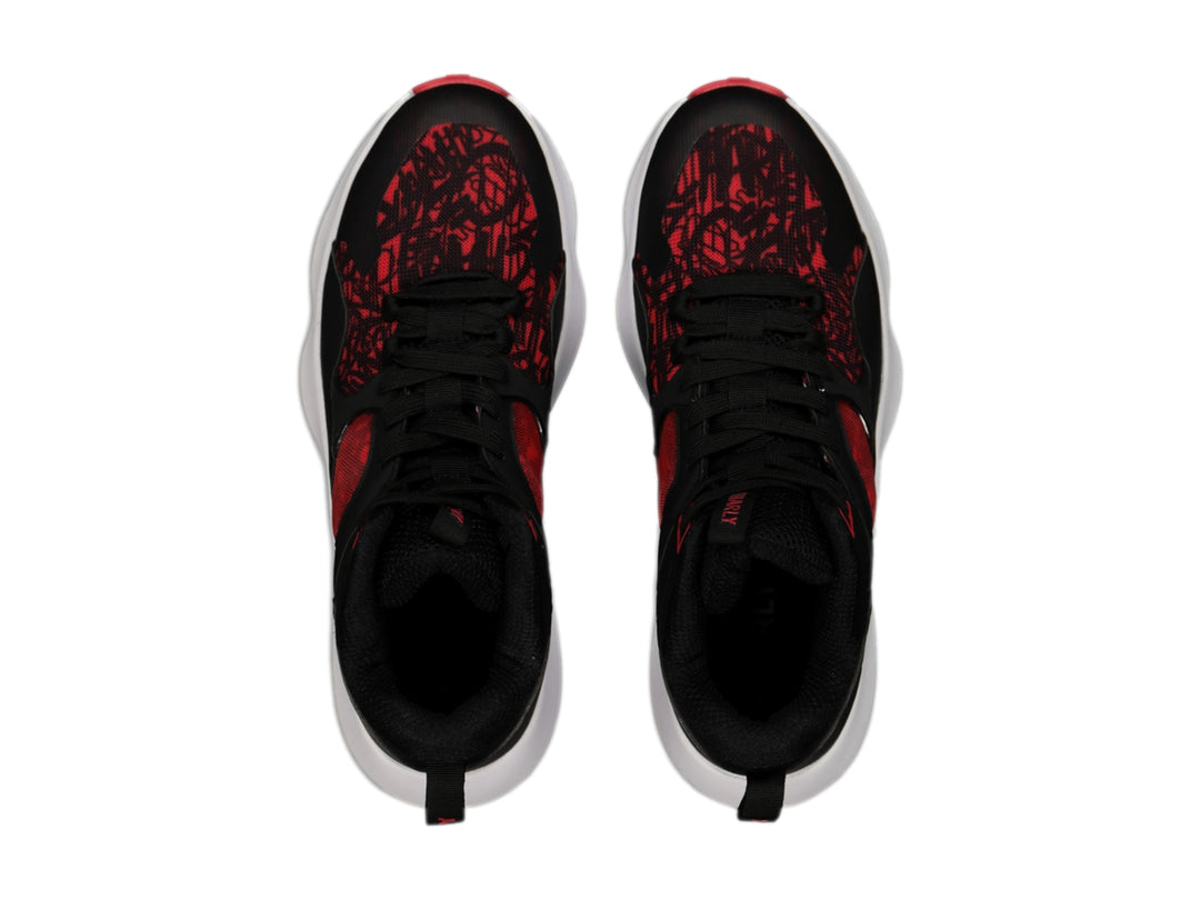 Tenis de baloncesto Charly en color negro con detalles rojos y suela blanca.