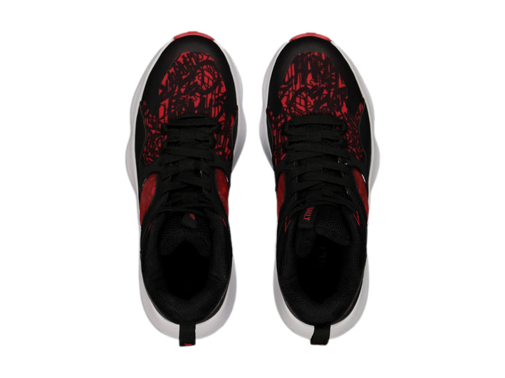 Tenis de baloncesto Charly en color negro con detalles rojos y suela blanca.