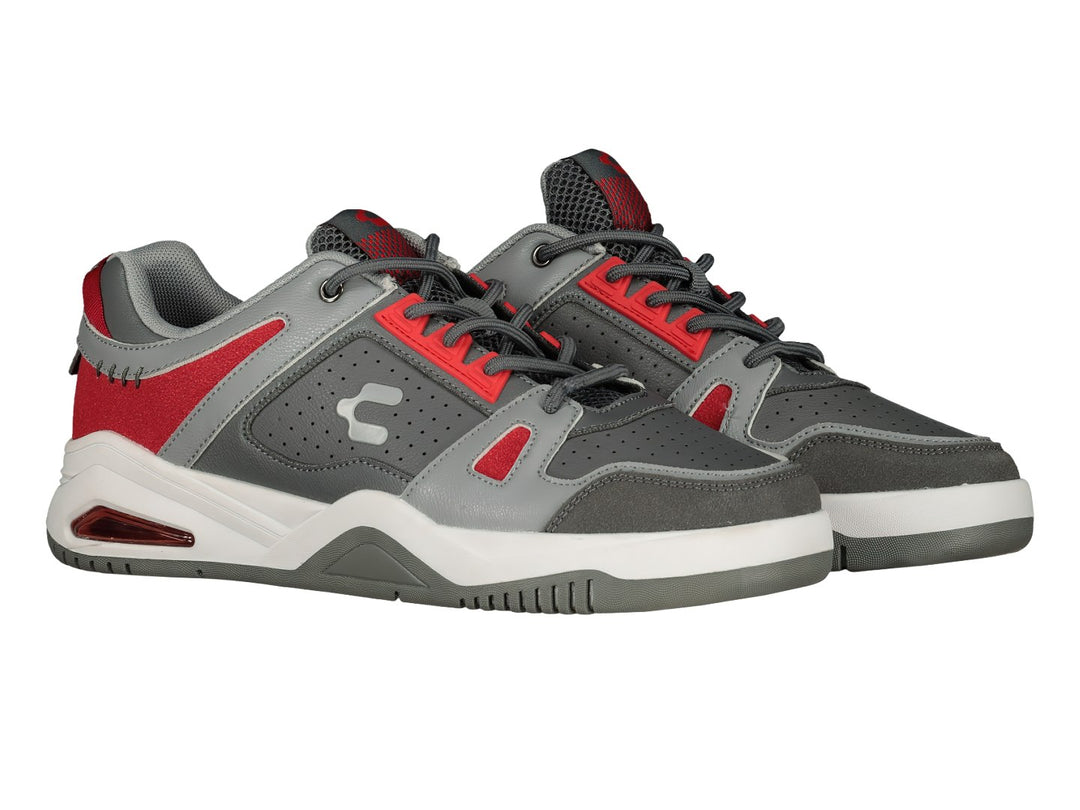 Tenis deportivos Charly color gris Oxford con detalles en rojo y suela blanca.