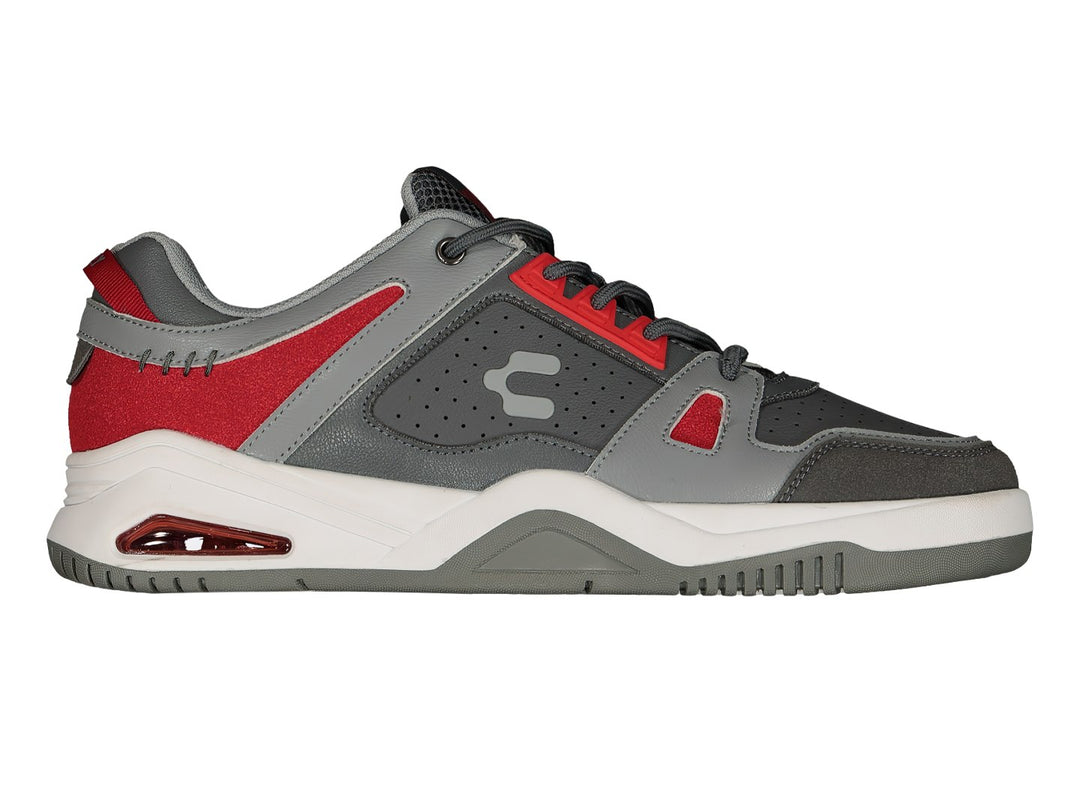Tenis deportivos Charly color gris Oxford con detalles en rojo y suela blanca.