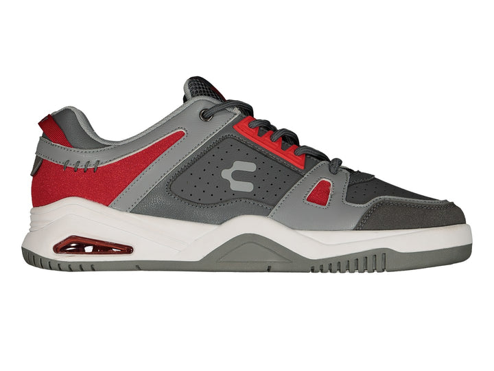 Tenis deportivos Charly color gris Oxford con detalles en rojo y suela blanca.