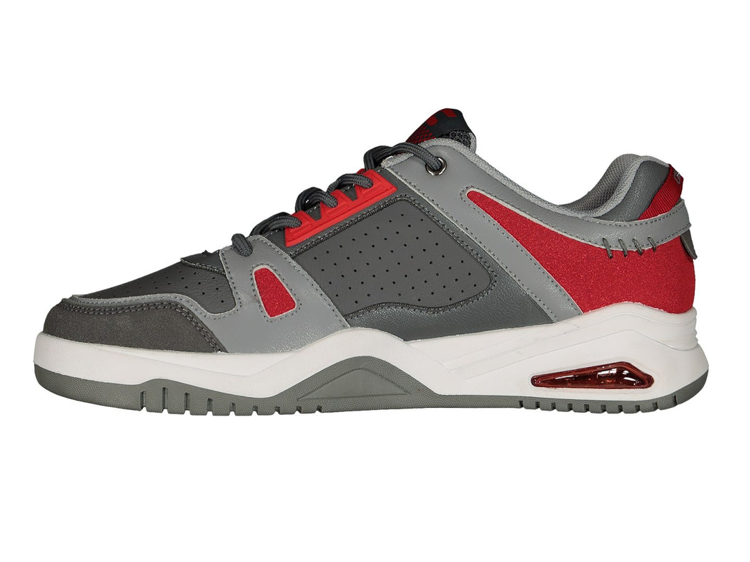 Tenis deportivos Charly color gris Oxford con detalles en rojo y suela blanca.