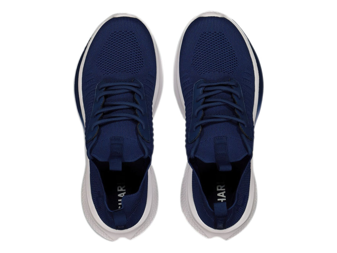 Par de tenis deportivos Charly en color azul marino con suela blanca y tejido transpirable.