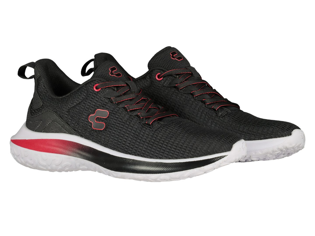 Par de tenis deportivos Charly en color negro con detalles en rojo y suela blanca.