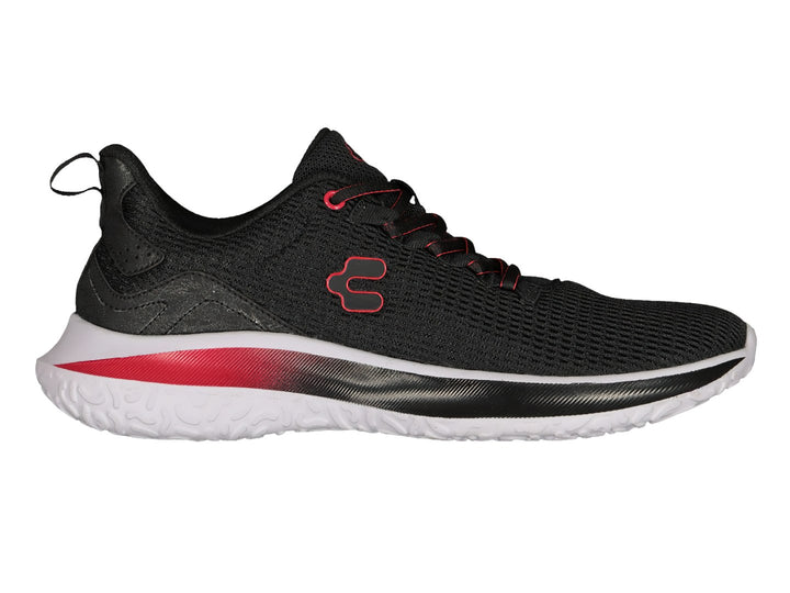Par de tenis deportivos Charly en color negro con detalles en rojo y suela blanca.