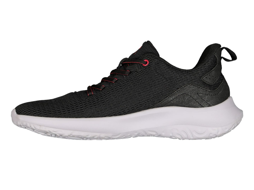 Par de tenis deportivos Charly en color negro con detalles en rojo y suela blanca.