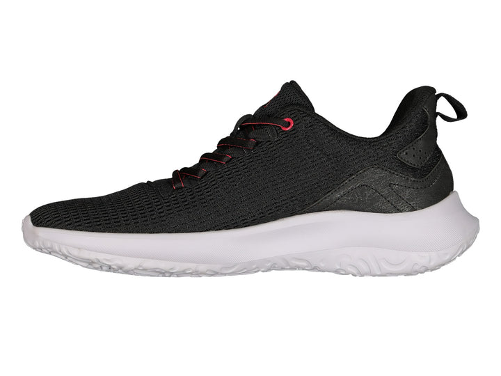 Par de tenis deportivos Charly en color negro con detalles en rojo y suela blanca.