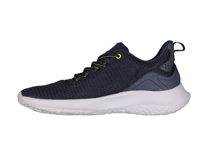 Tenis deportivos Charly en color azul marino con detalles amarillos y suela blanca.