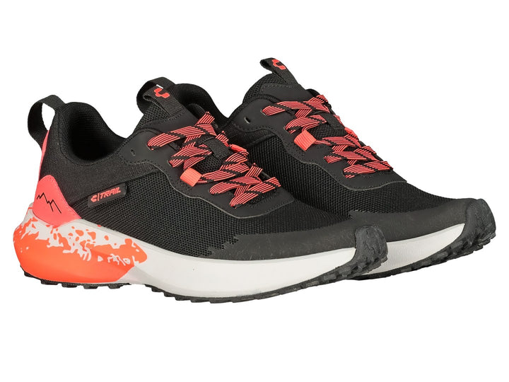 Par de tenis deportivos Charly color negro con detalles y agujetas en naranja y suela blanca.