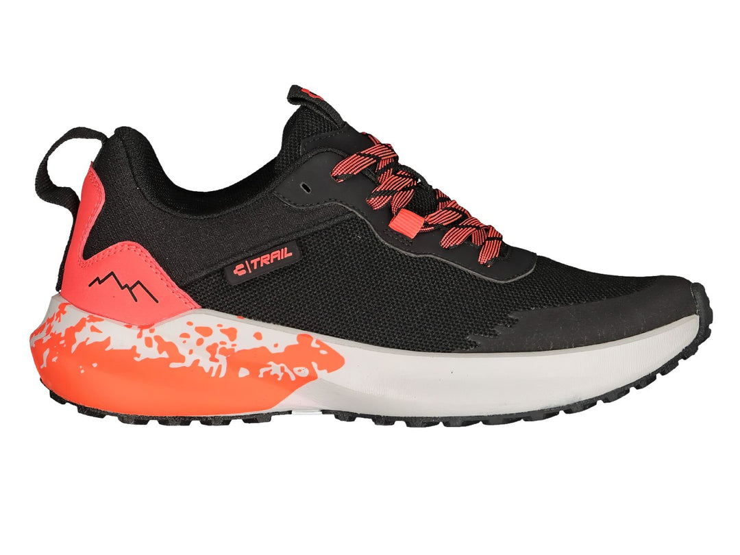 Par de tenis deportivos Charly color negro con detalles y agujetas en naranja y suela blanca.