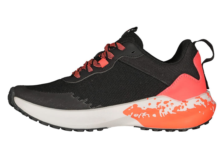 Par de tenis deportivos Charly color negro con detalles y agujetas en naranja y suela blanca.