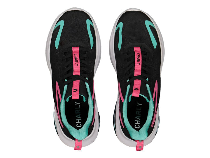 Par de tenis deportivos Charly en color negro con detalles en rosa y aqua, suela blanca con cámara de aire.