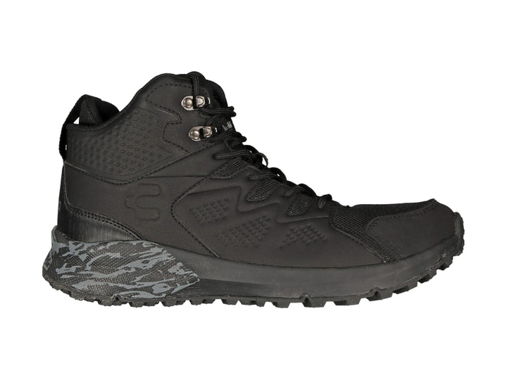 Zapato deportivo tipo bota color negro con detalle de camuflaje gris en la suela trasera.