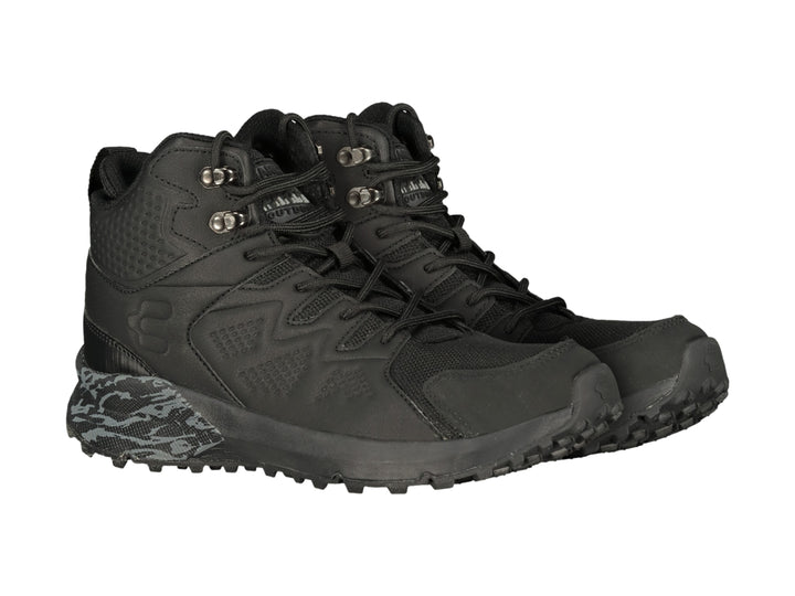 Zapato deportivo tipo bota color negro con detalle de camuflaje gris en la suela trasera.