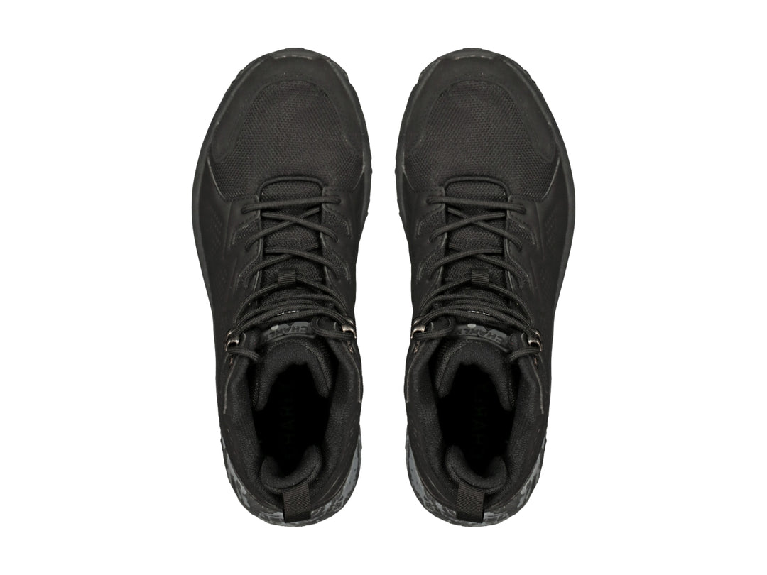 Zapato deportivo tipo bota color negro con detalle de camuflaje gris en la suela trasera.