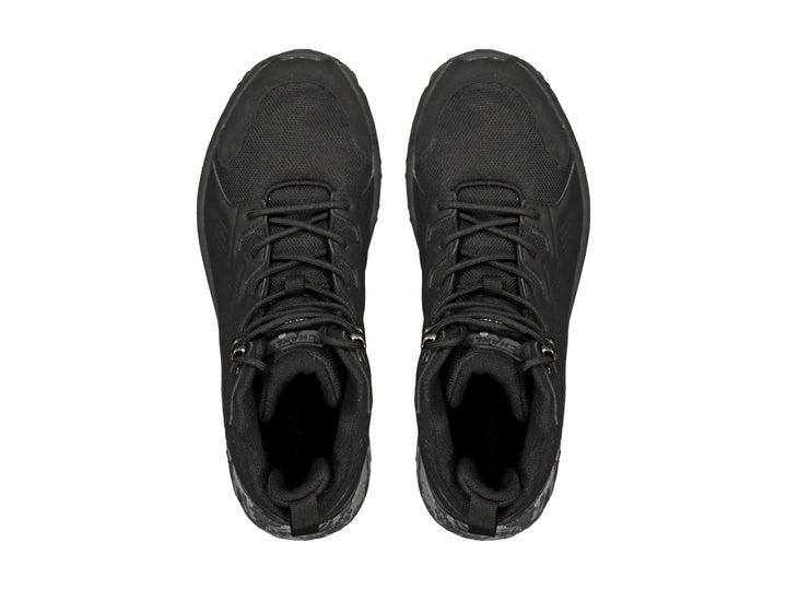 Zapato deportivo tipo bota color negro con detalle de camuflaje gris en la suela trasera.
