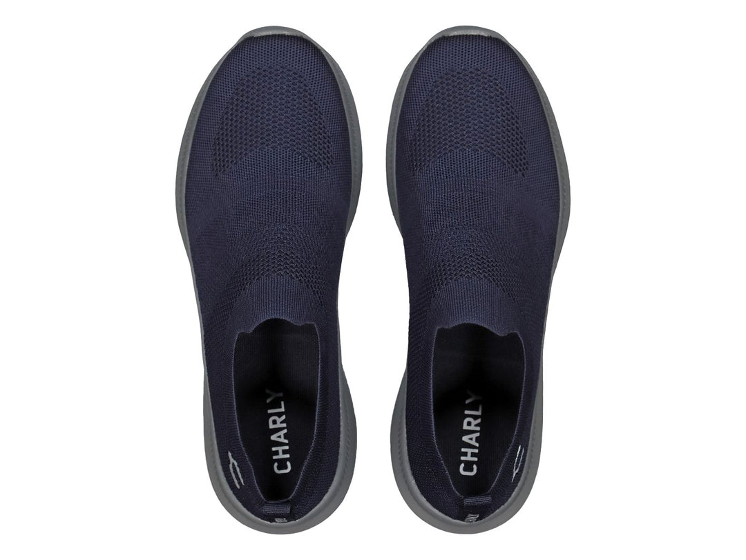 Par de tenis deportivos Charly color azul marino con suela gris, diseño slip-on sin agujetas en tela tejida.