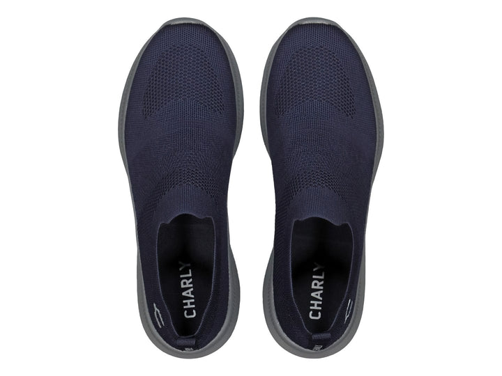 Par de tenis deportivos Charly color azul marino con suela gris, diseño slip-on sin agujetas en tela tejida.