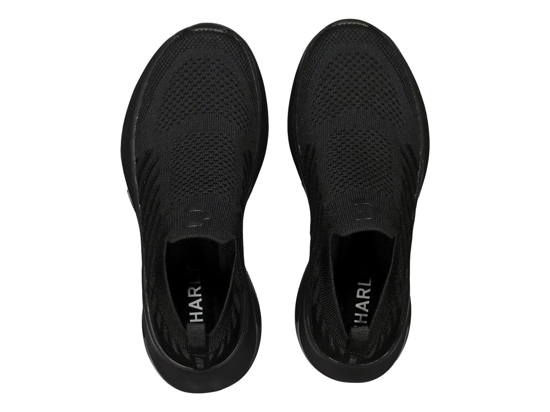 Par de tenis deportivos Charly color negro, estilo slip-on sin cordones con acabado en tela tejida.