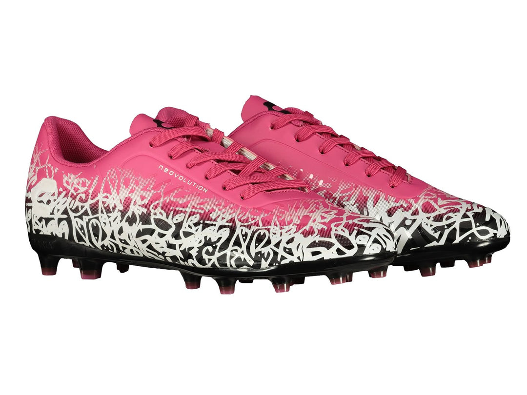 Par de zapatos de fútbol Charly en color rosa con estampado blanco y negro en la parte frontal y suela negra.