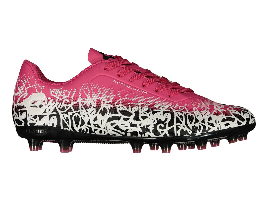 Par de zapatos de fútbol Charly en color rosa con estampado blanco y negro en la parte frontal y suela negra.