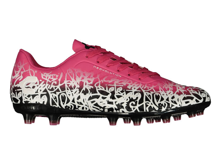 Par de zapatos de fútbol Charly en color rosa con estampado blanco y negro en la parte frontal y suela negra.