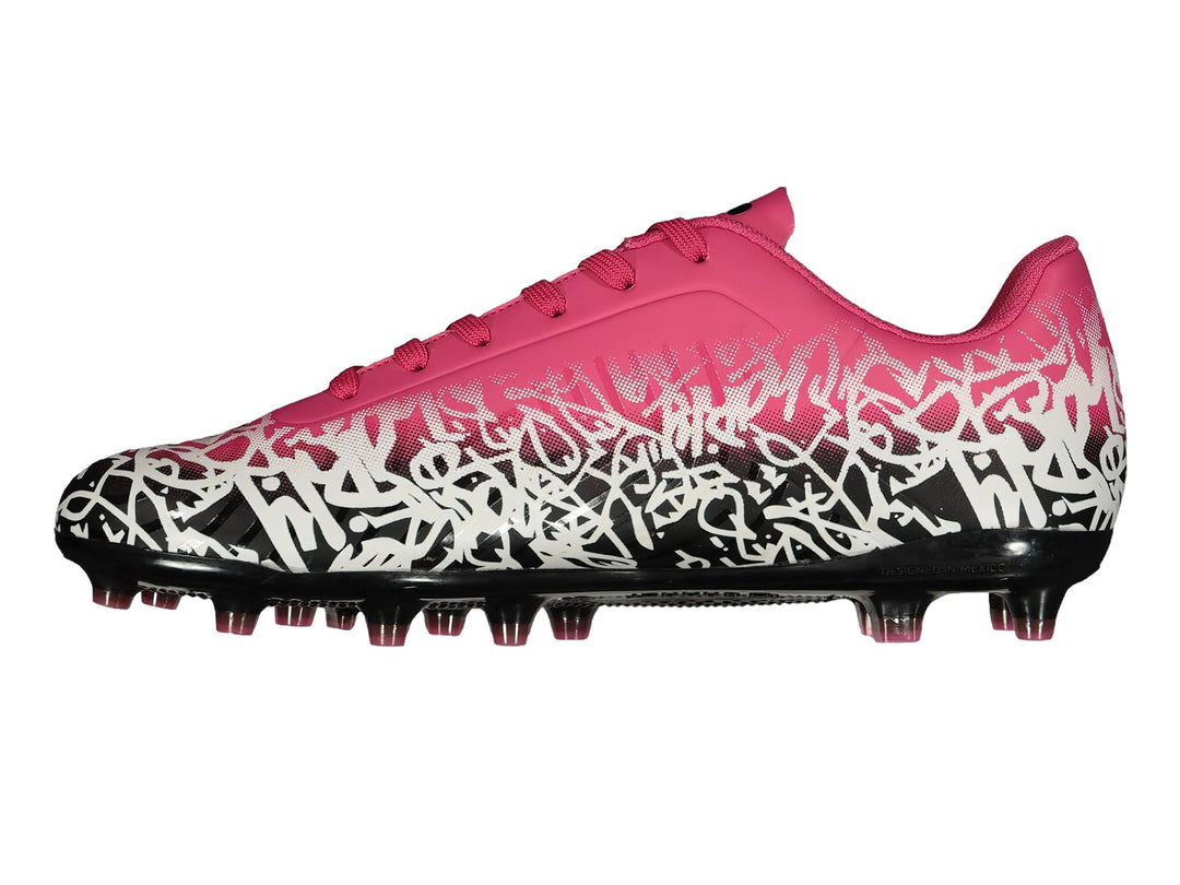 Par de zapatos de fútbol Charly en color rosa con estampado blanco y negro en la parte frontal y suela negra.