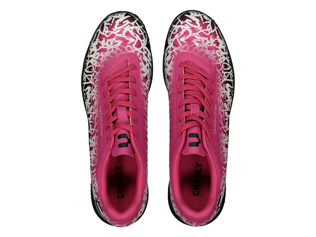 Par de zapatos de fútbol Charly en color rosa con patrones blancos y suela negra.