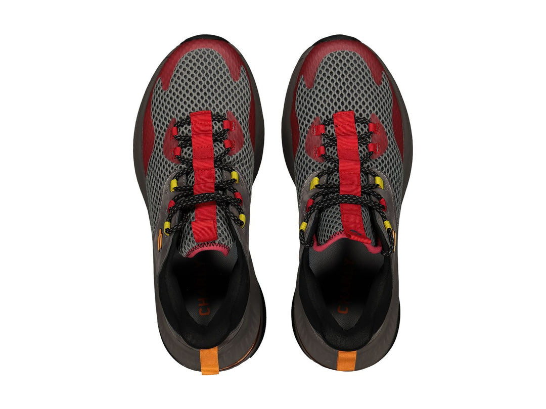 Tenis deportivos Charly color gris y rojo con detalles amarillos y suela amortiguada.
