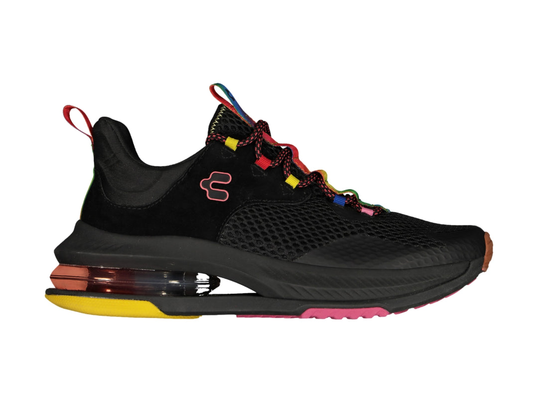 Tenis deportivos Charly en color negro con detalles multicolores en cordones y suela, diseño moderno y dinámico.