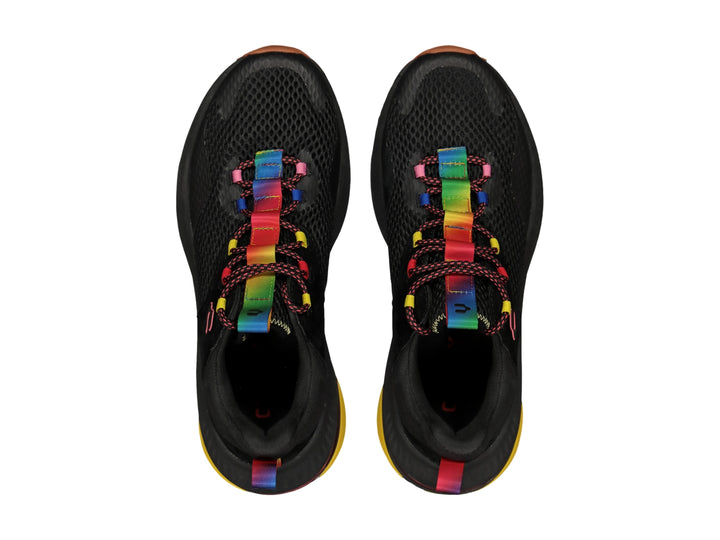 Tenis deportivos Charly en color negro con detalles multicolores en cordones y suela, diseño moderno y dinámico.