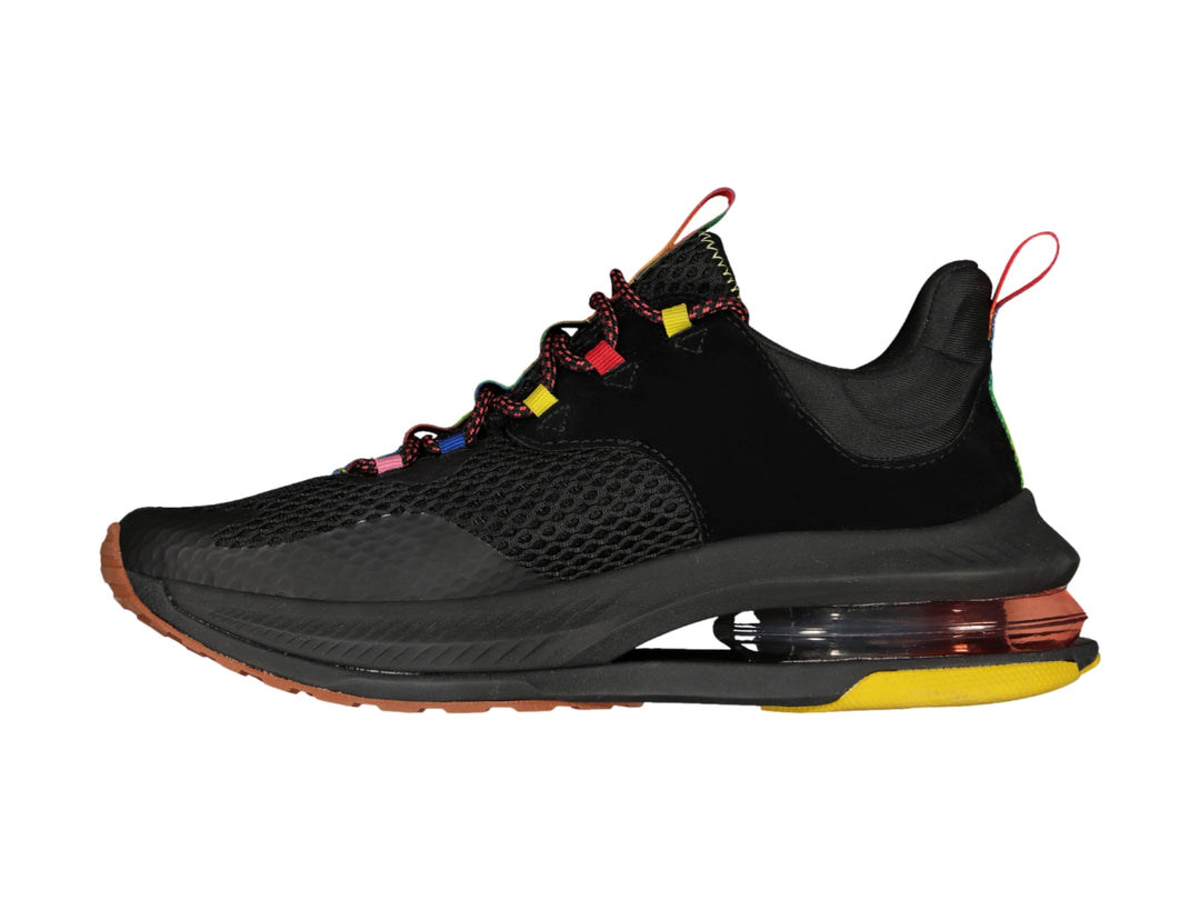 Tenis deportivos Charly en color negro con detalles multicolores en cordones y suela, diseño moderno y dinámico.