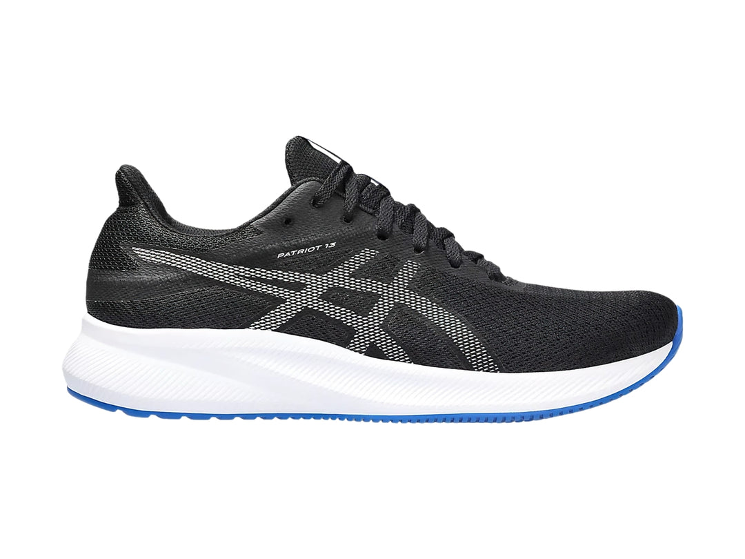 Tenis deportivos ASICS Patriot 13 color negro con suela blanca y detalles en azul y plata.