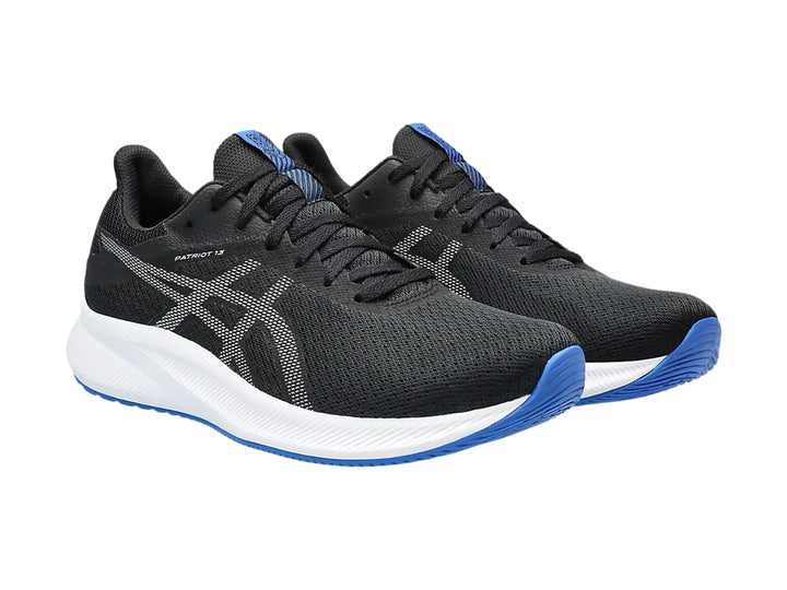 Tenis deportivos ASICS Patriot 13 color negro con suela blanca y detalles en azul y plata.