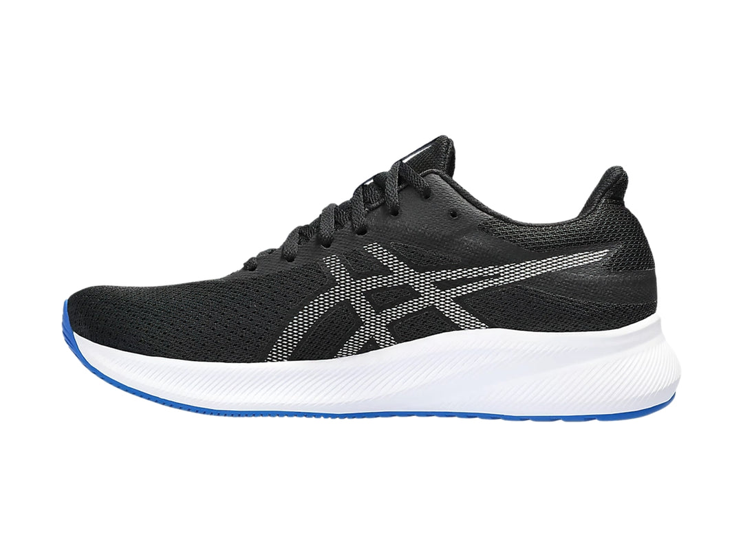 Tenis deportivos ASICS Patriot 13 color negro con suela blanca y detalles en azul y plata.