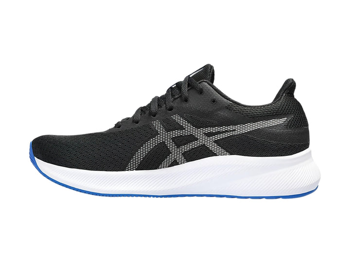 Tenis deportivos ASICS Patriot 13 color negro con suela blanca y detalles en azul y plata.
