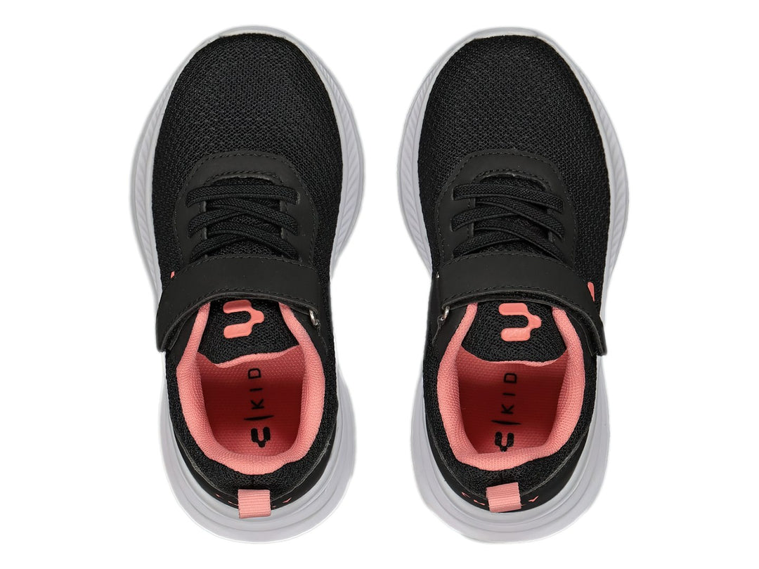 Tenis deportivos Charly color negro con suela blanca y detalles en rosa.