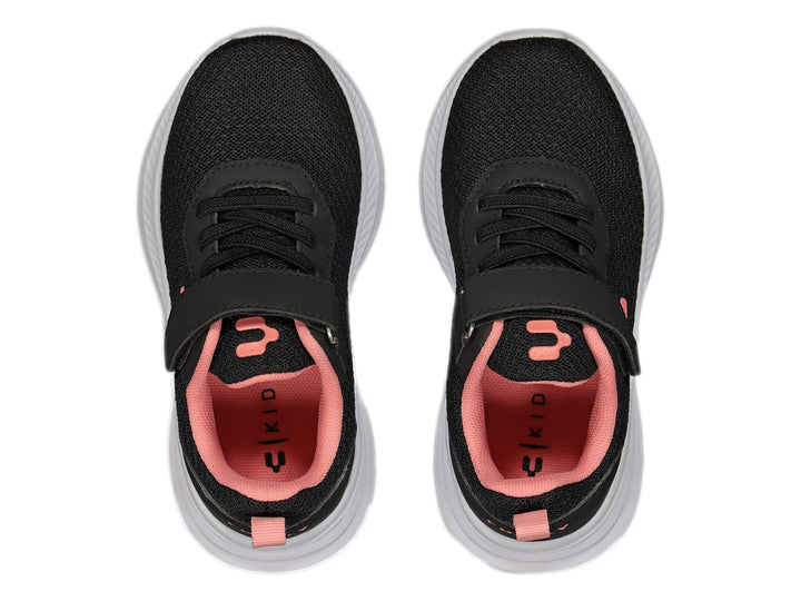 Tenis deportivos Charly color negro con suela blanca y detalles en rosa.