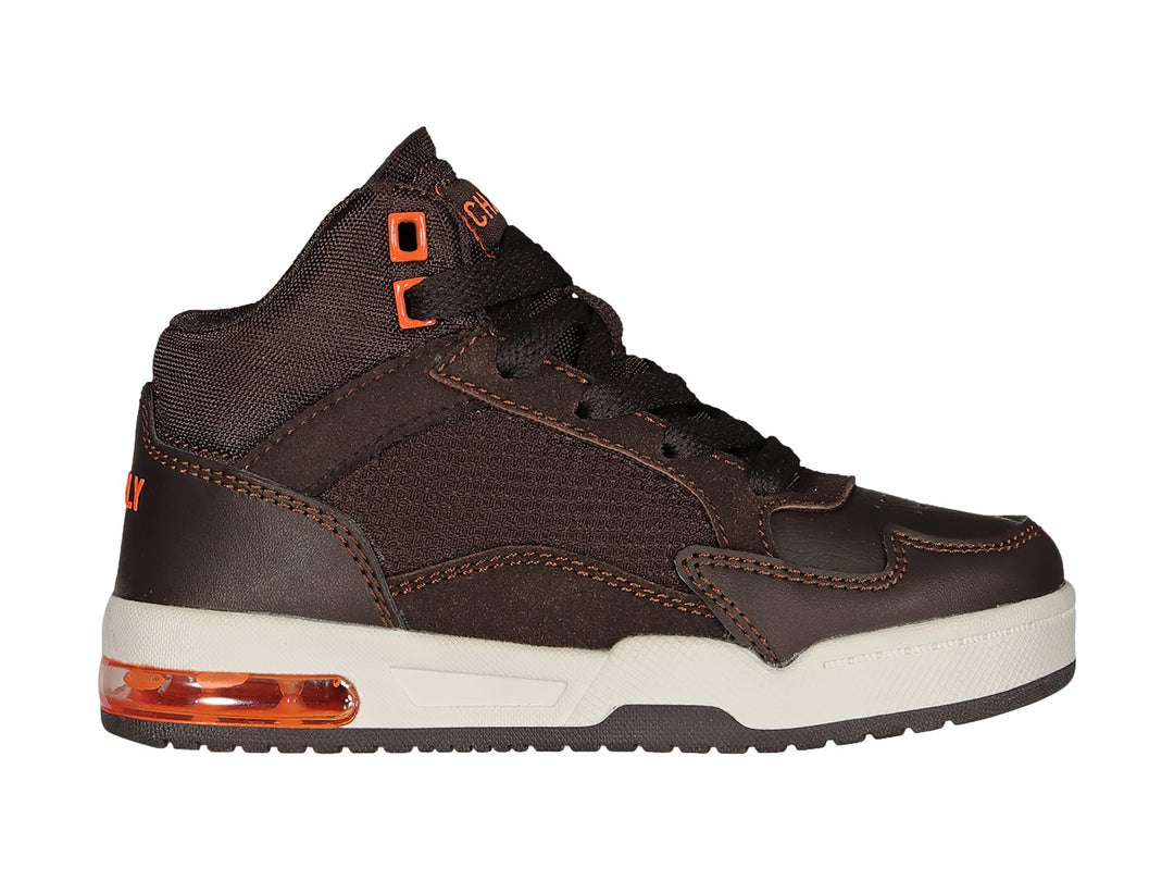Tenis deportivos Charly de corte alto color café con suela blanca y detalles en naranja.